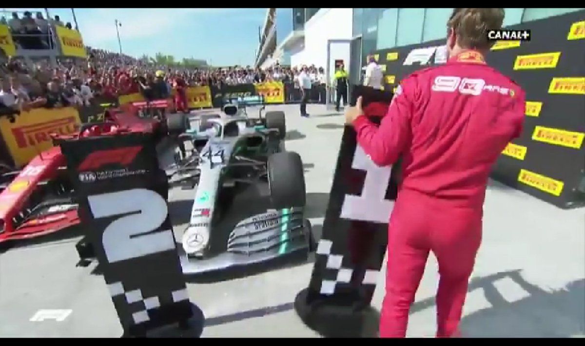 Schon jetzt ein ikonisches Bild der Formel-1-Geschichte. Vettel tauscht in Kanada die Platzierungstafeln für P1 und P2 aus.