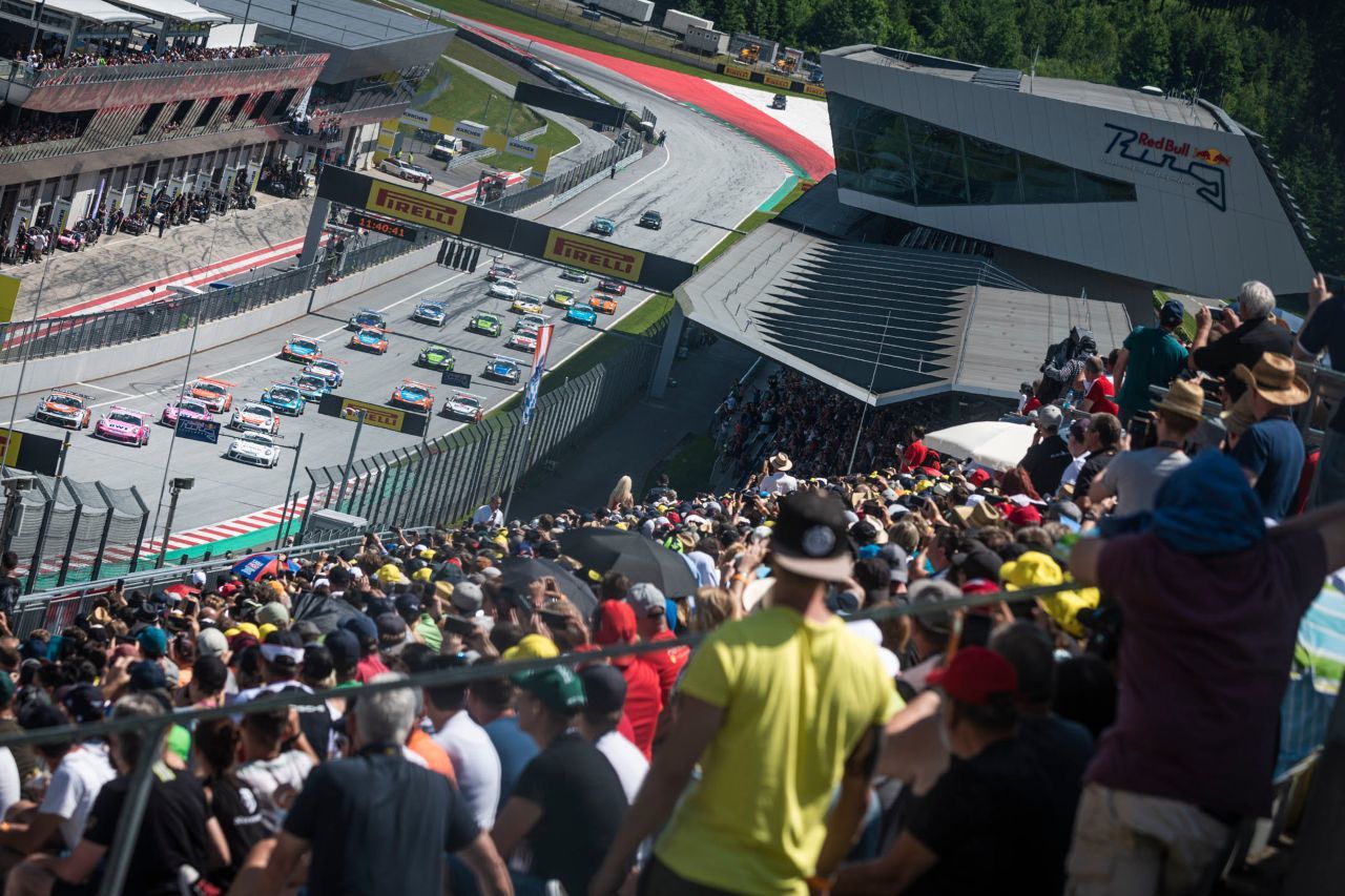 Demontration für gutes Racing im grünen Herzen der Steiermark: 16.000 Fans kamen zum Red Bull Ring, ADAC-GT-Masters-Rekord.