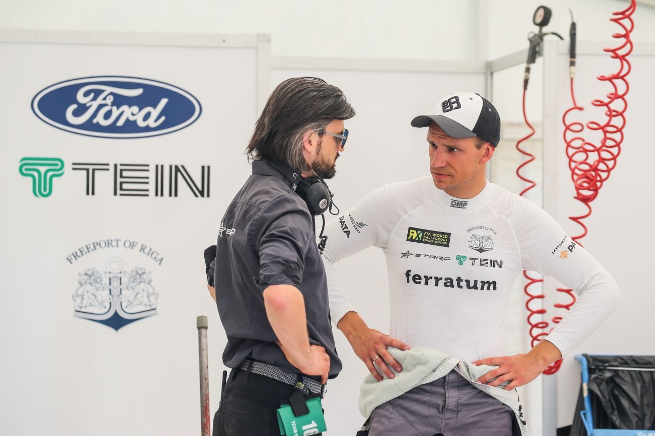 Janis Baumanis bei der Besprechung mit STARS-Geschäfsführer Michael Sakowicz vor dem Finale in Norwegen.