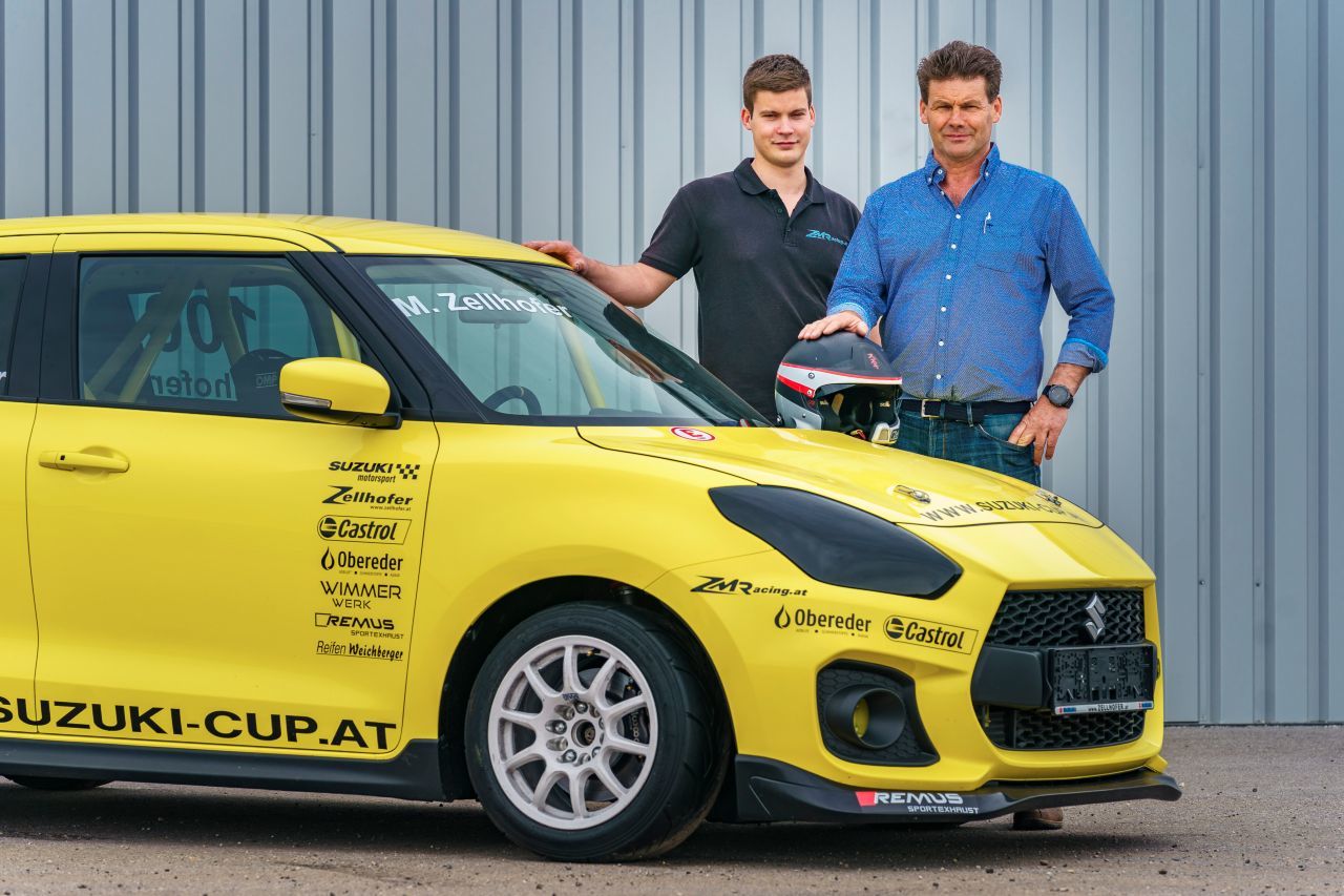 Christoph und sein Vater Max Zellhofer mit dem neuen Suzuki Swift Sport 1,4 Turbo, der im Cup startet.