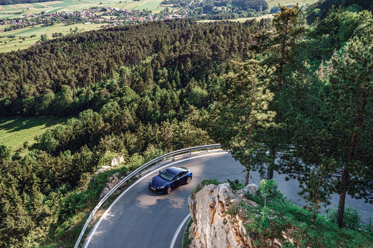 Die Alpine führt zurück zum Ursprung des Fahrspaßes, als dieser noch vom geringen Gewicht und nicht von exorbitanter Leistung ausging.