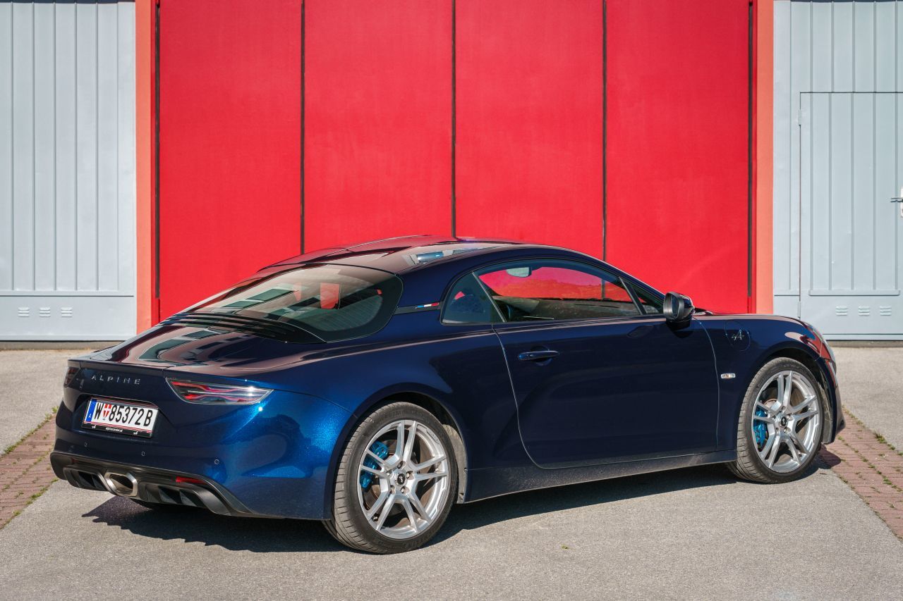Die Proportionen sind brillant und das Auto eine Augenweide – was sich für Manchen sofort erschließt, für den Anderen subtiler wirkt.