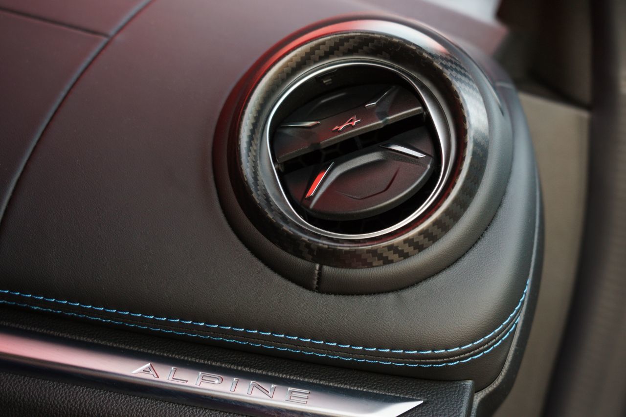 Detailgenaues Leder-Carbon-Styling.