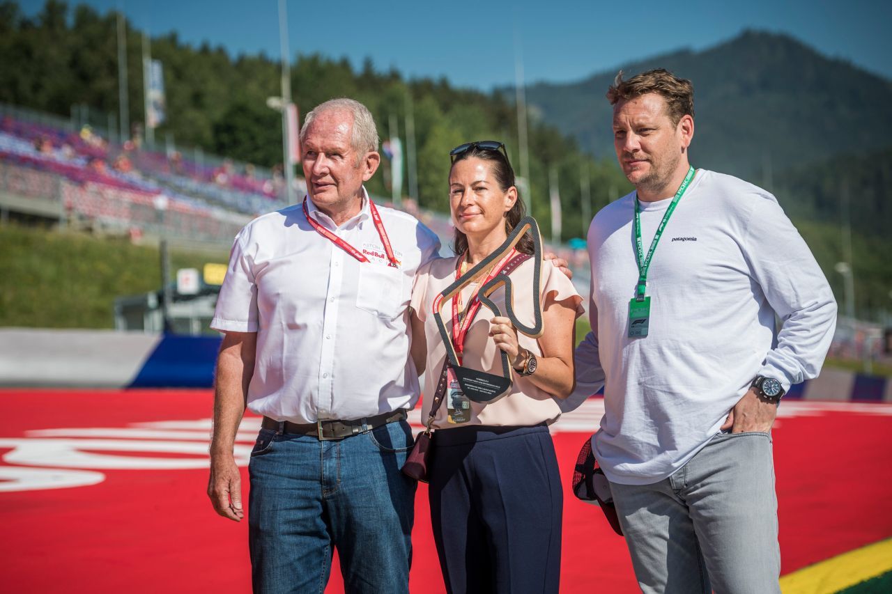 Dr. Helmut Marko, Laudas Witwe Birgit und sein Sohn Lukas bei einer Ehrung am Red Bull Ring 2019.