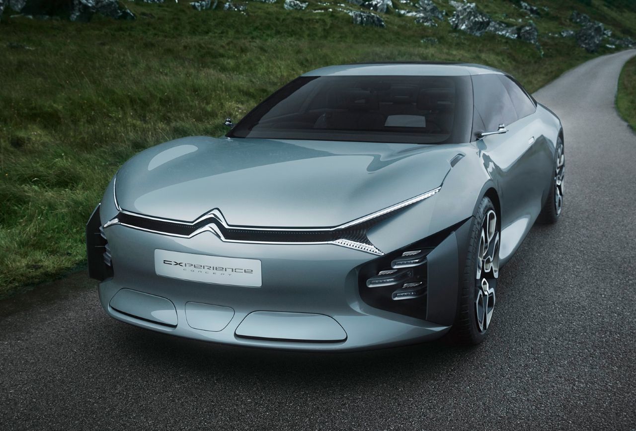 Der CXperience als Vorgeschmack auf die kommenden Saloons: „Wir haben ein Konzeptfahrzeug der gehobenen Klasse kreiert, das ohne die traditionellen Merkmale auskommt. Zum Beispiel Chrom. Auch ist nur wenig Holz verbaut und gar kein Leder. Ich will nicht sagen, dass die künftigen Serienmodelle gar kein Dekor haben werden, aber einige der konzipierten Details haben unseren Zugang zu den neuen Saloons geprägt. Sie werden nicht enttäuscht sein, es werden sehr schöne Fahrzeuge