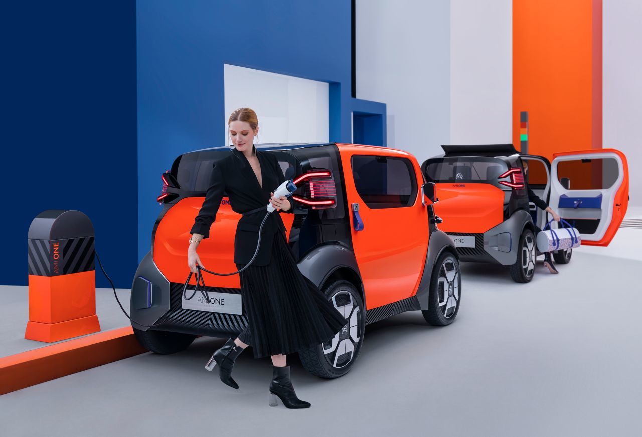 Ami One zielt auf neue urbane Mobilität ab: „Denn es ist konstant ein Thema, dass das Parken in der City ein Problem ist, dass die Verkehrsdichte so hoch ist, auch, dass es schwierig ist, in den Metropolen überhaupt an ein Fahrzeug zu kommen. Dazu haben wir uns Gedanken gemacht.