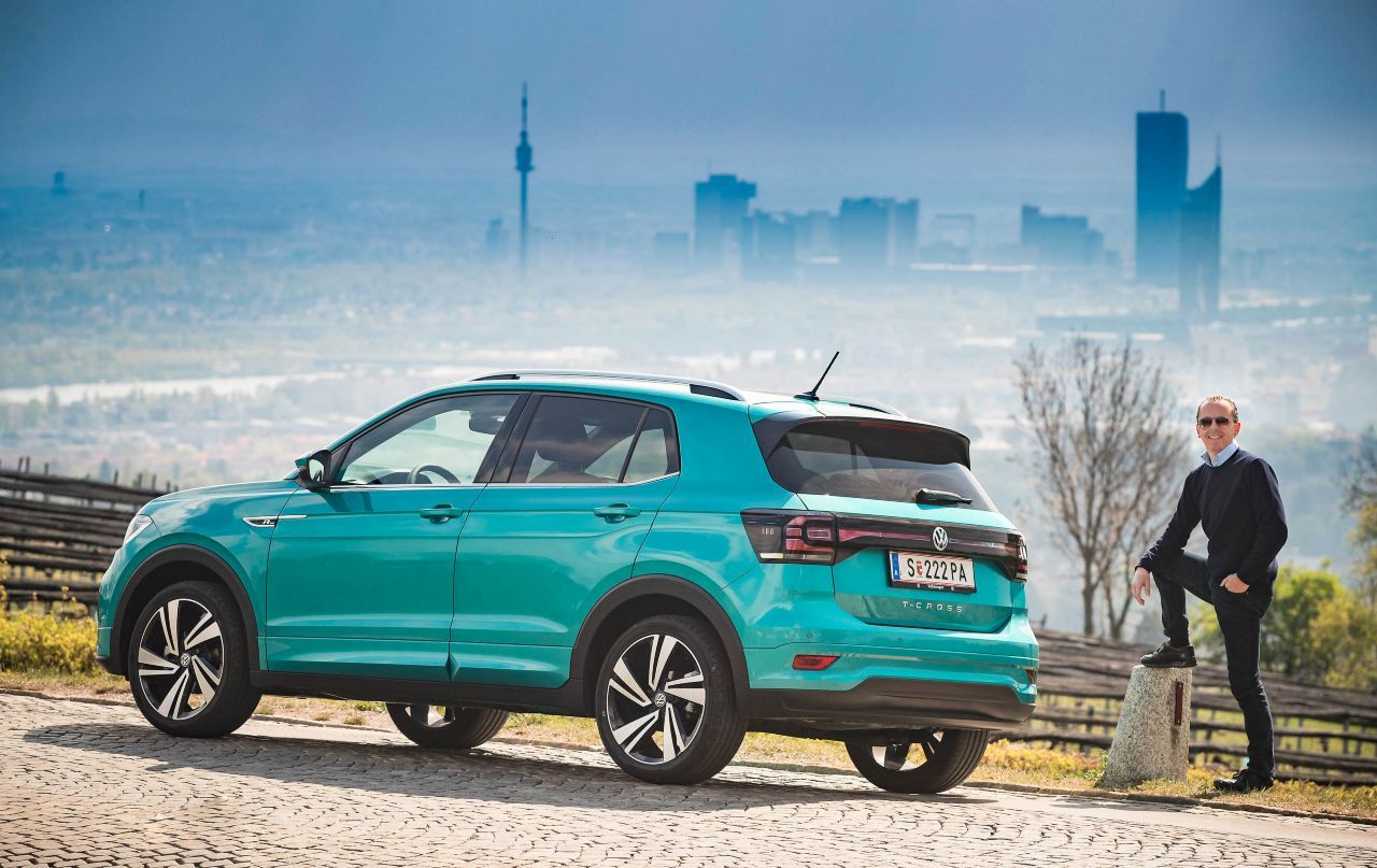 Noch ein hauseigener Neulinge, der dem Golf das Leben schwerer macht: Mit dem T-Cross (hier beim Motorprofis-Test) könnte VW die Blitzkarriere des T-Roc sogar wiederholen.