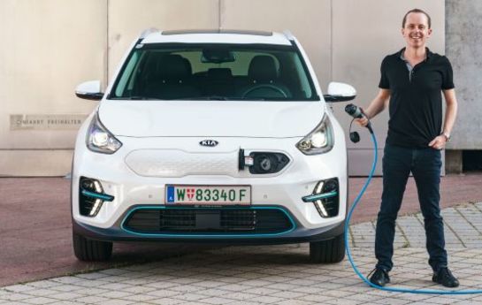 Kia lässt das Elektroauto von der imaginären Leine. Mit großer Batterie und kleinem Verbrauch fährt der e-Niro weit genug, um das lästige Laden endlich aus dem Kopf zu kriegen. Die anderen Autos, die das können, kosten meistens das Doppelte. - Das Ende der Reichweitenangst