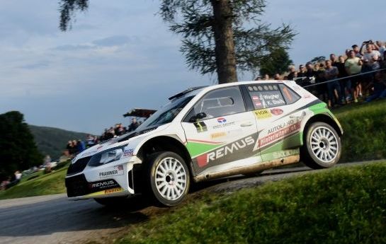 Julian Wagner ist nach seinem Sieg bei der Rallye Weiz auf Meisterkurs – Baumschlager & Skoda feiern. - Jungstar Julian jubelt