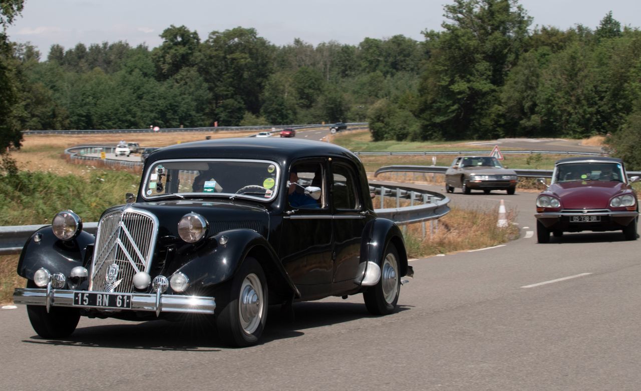 Geschichtsträchtiger Ort. Hier drehen seit 1938 kommende, vielleicht kommende Modelle und Prototypen sowie Konzeptfahrzeuge ihre Proberunden