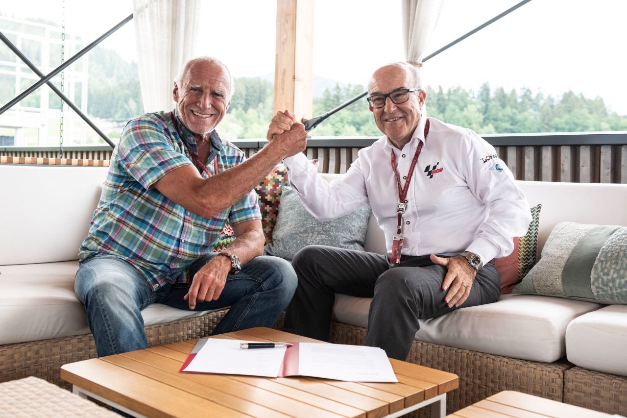 Das vielleicht wichtigste Bild des Wochenendes: Dietrich Mateschitz verlängert den Österreich-MotoGP-Grand-Prix bis 2025 (!).