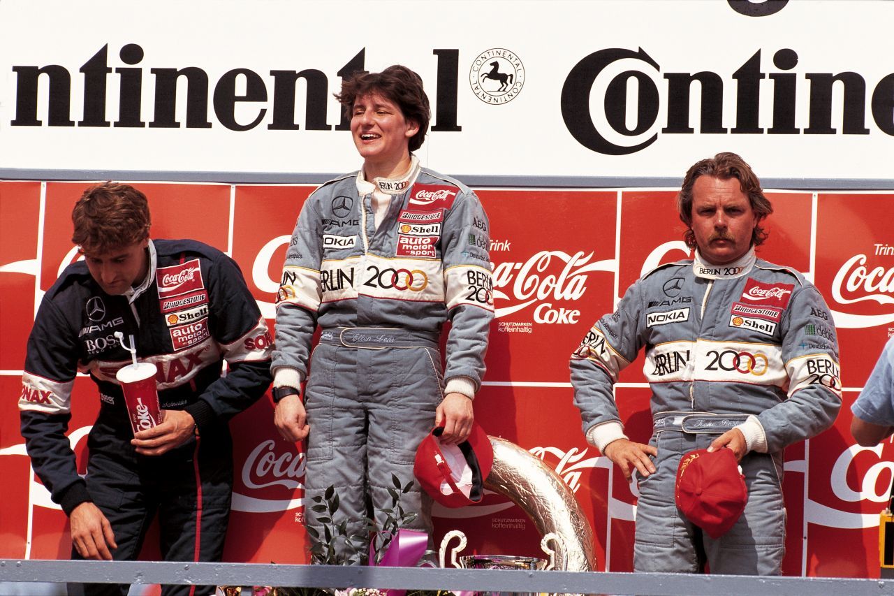 Eine Sternstunde der Frauen-Bewegung: Ellen Lohr gewinnt ein DTM-Rennen, Teamkollege Keke Rosberg zeigt, was er davon hält.