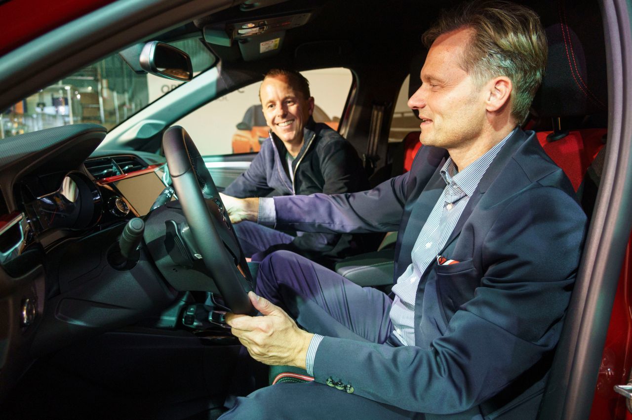 Der für den Corsa verantwortliche Opel-Designer Frank Starz zeigt Motorprofis-Redakteur Fabian Steiner das neue Auto.