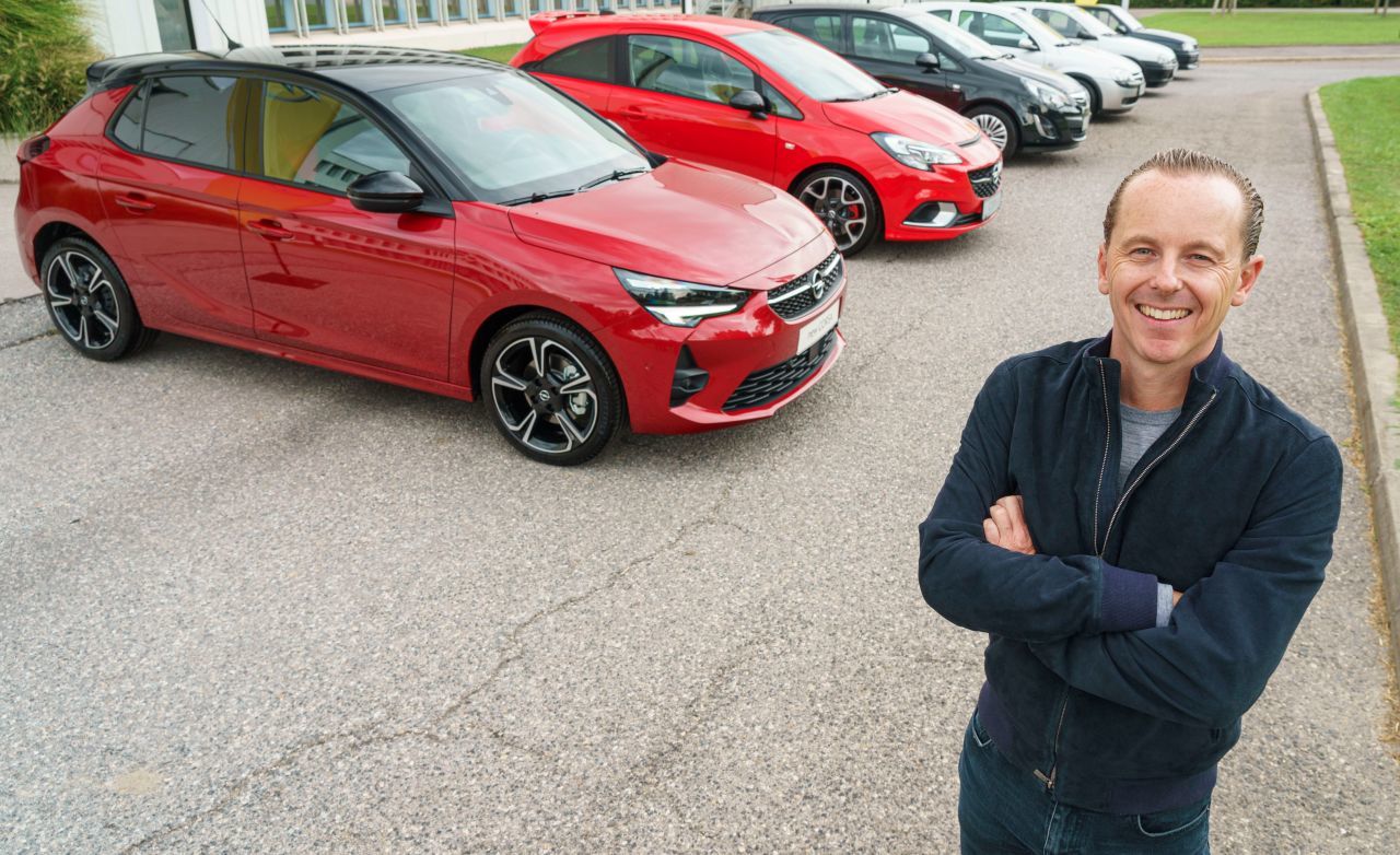 Motorprofis-Tester Fabian Steiner mit allen sechs Corsa-Generationen: „Der neue Corsa macht technisch wie optisch einen enormen Sprung. In der neuen PSA-Partnerschaft kann Opel auf modernste Technik zugreifen und weiß sie auch gut zu nutzen