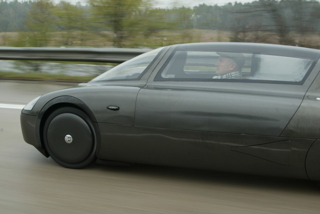 Am Steuer des Ein-Liter-Autos VW XL1.