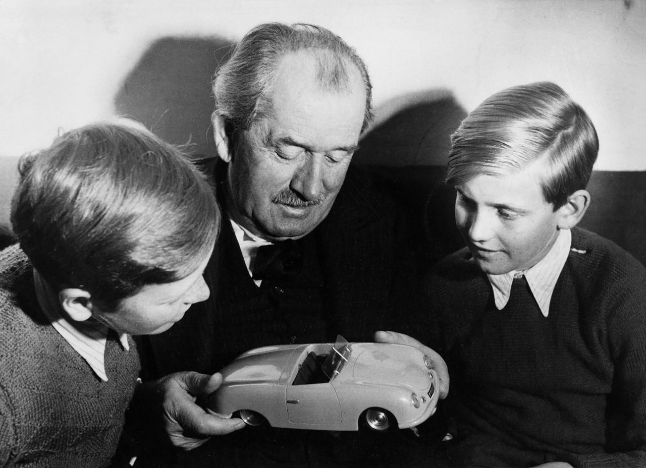 Ferdinand Piëch (rechts) mit seinem Cousin Alexander und seinem Großvater Ferdinand Porsche.