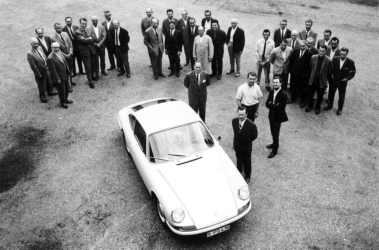 Piëch (im weißen Hemd) als Leiter der Entwicklungsabteilung bei Porsche in Zuffenhausen.