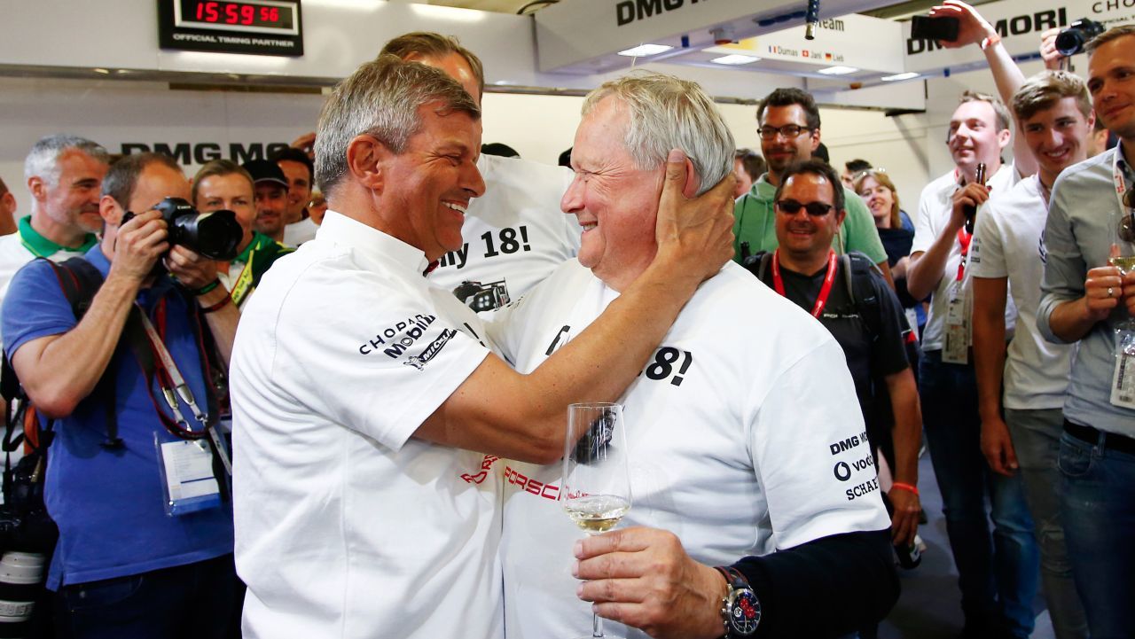 Platz 14, direkt hinter Verstappen: Fritz Enzinger, Motorsportchef von Porsche und der VW-Group ist Aufsteiger des Jahres. Hier beim Le-Mans-Jubel mit dem legendären Wolfgang Porsche.