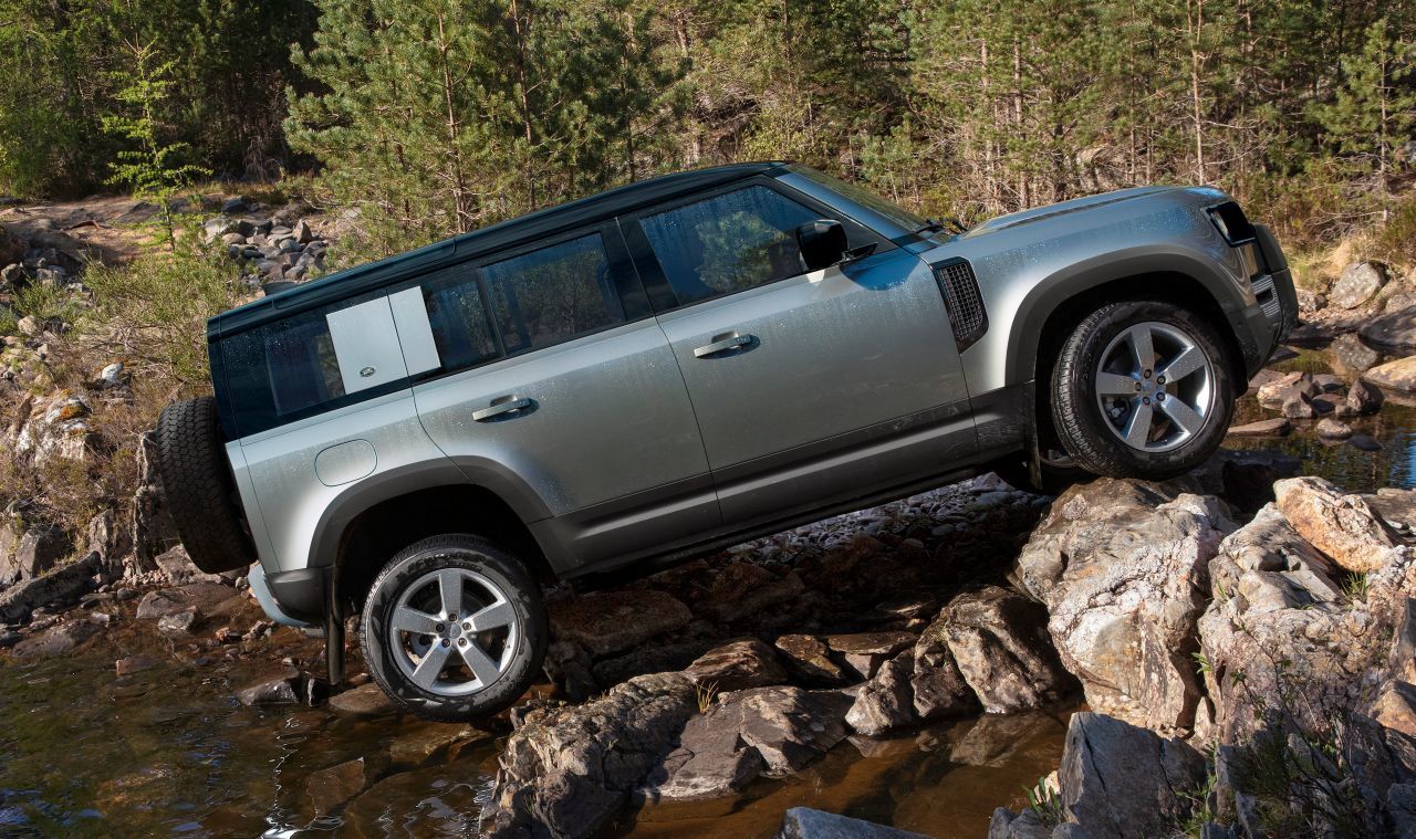 Der Defender teilt sich kein einziges Karosserieteil mit einem anderen Land Rover, wird auf einer eigenen Fertigungsstraße gebaut. Seine spezielle Alu-Karosserie ist dreimal steifer als herkömmliche Fahrzeugkörper.