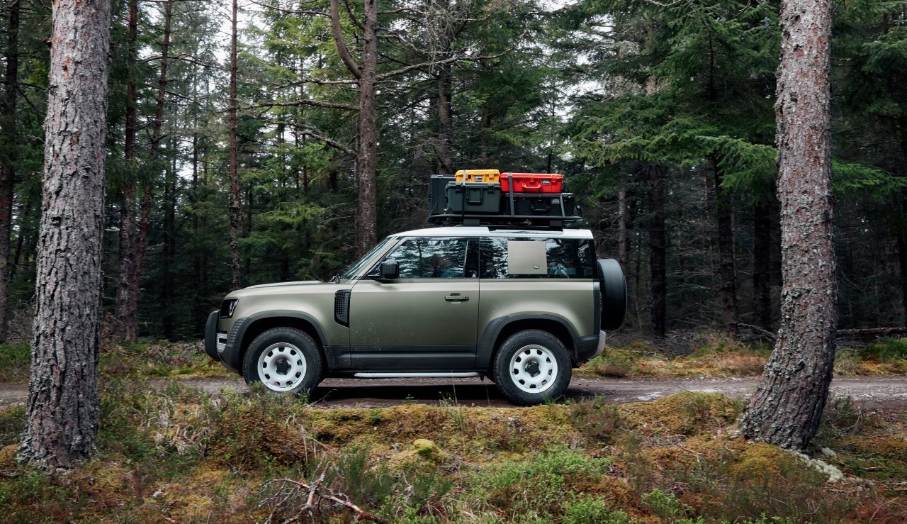 Der dreitürige Defender 90 im Offroad-Trimm in einer klassischen Österreich-Wald-Situation.