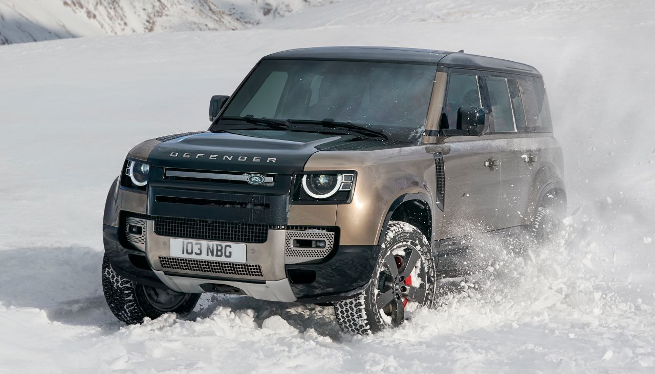 Der fünftürige Defender 110 mit farblich abgesetzter Morhaube in einer noch klassischeren Österreich-Schnee-Situation.