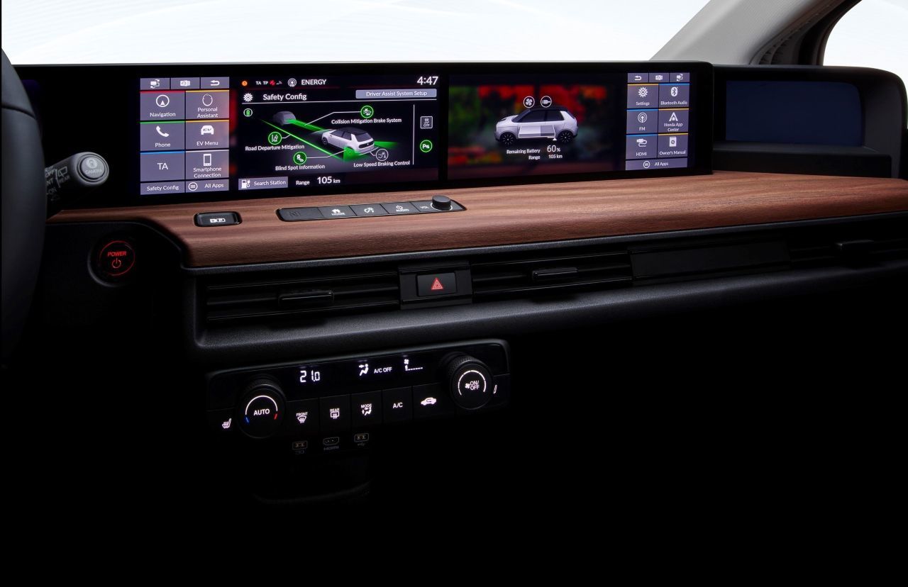 Neues High-Tech-Level: Farbbildschirme über die gesamte Fahrzeugbreite. Inhalte lassen sich auf den nächsten Screen verschieben.
