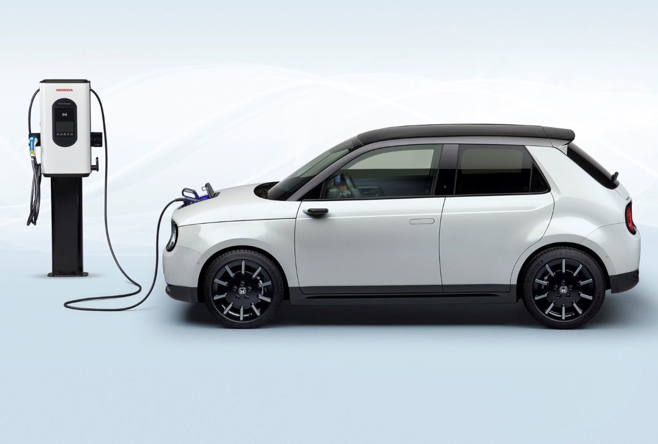 Honda bietet einen Power Charger für Wechselstrom-Laden mit bis zu 22 kW an. Das System wird an der Wand oder auf einem Sockel montiert.