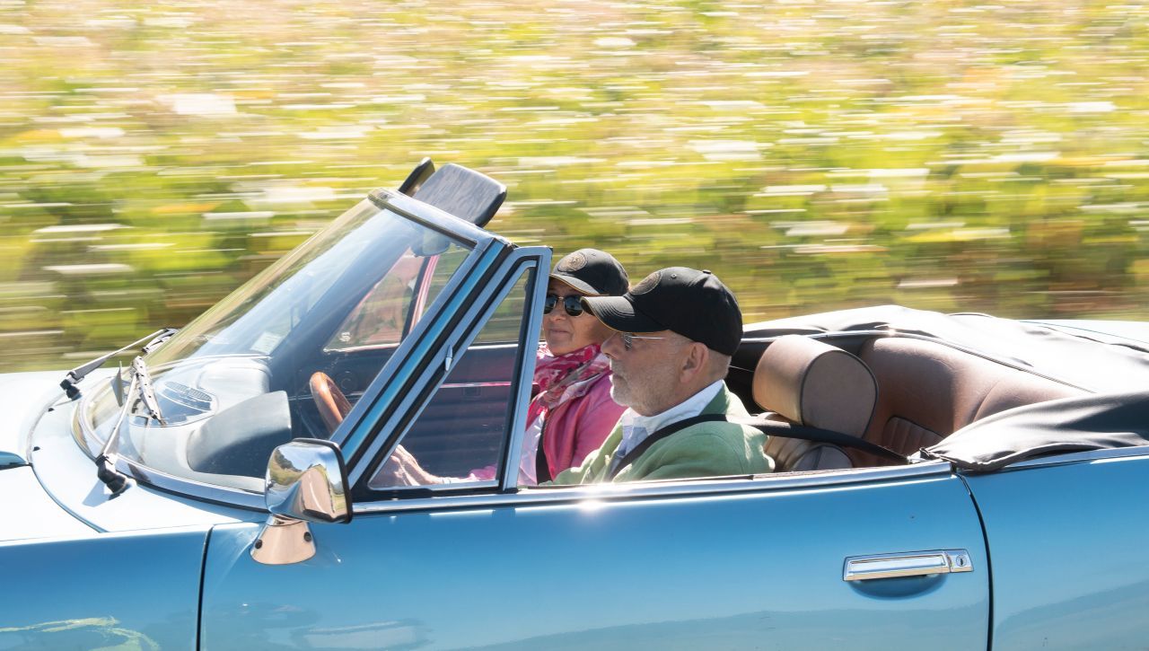 Zwei echte Motorprofis unterwegs: Autor Ad Raufer mit Kollegin Beatrix Keckeis im 504-Cabrio.