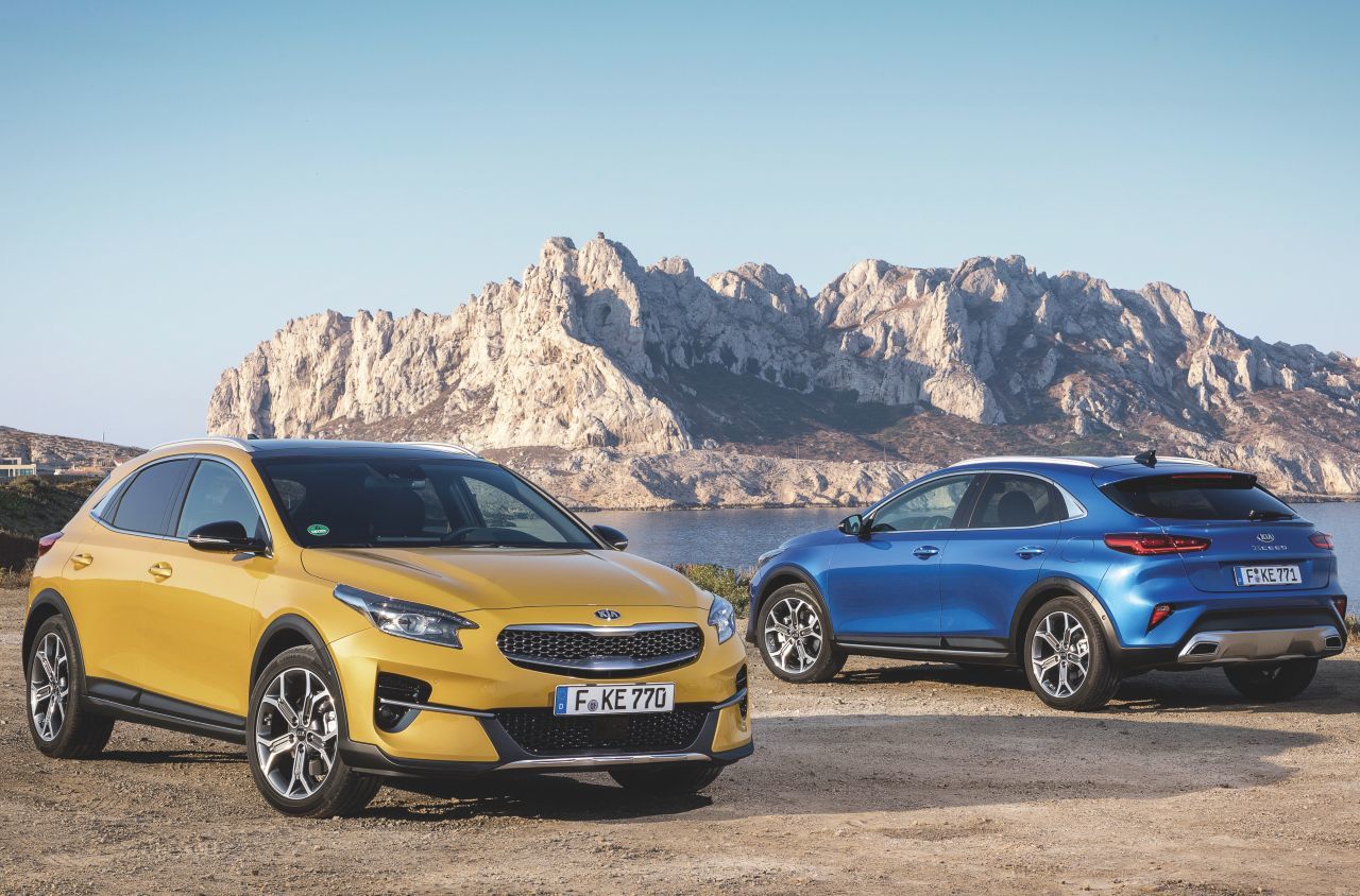Prägend für den XCeed ist sein Mix aus Sport- und Offroad-Elementen: Abfallende Coupé-Dachlinie einerseits, schwarz verkleidete Radhäuser andererseits.