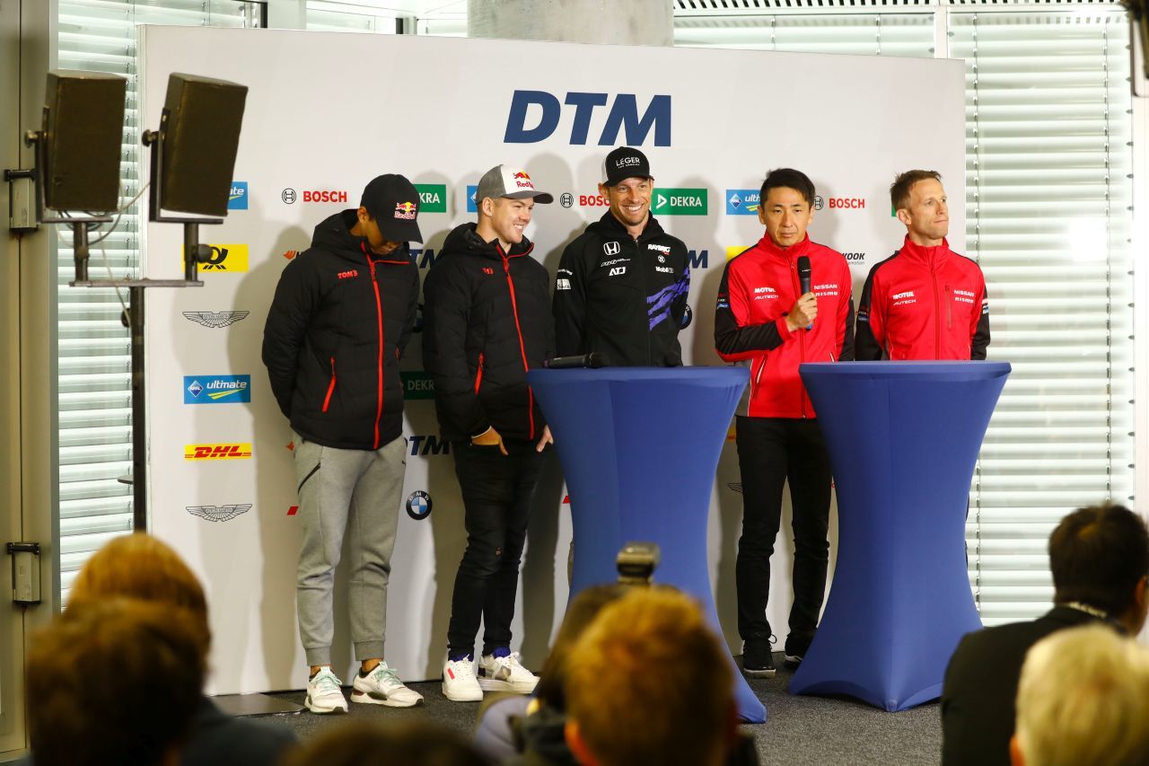 Ryō Hirokawa (JPN), Lexus; Nick Cassidy (NZL), Lexus; Jenson Button (GBR), Honda; Tsugio Matsuda (JPN), NISMO Nissan; Ronnie Quintarelli (ITA), NISMO Nissan. Das sind die Gaststarter beim DTM-Weekend in Hockenheim.