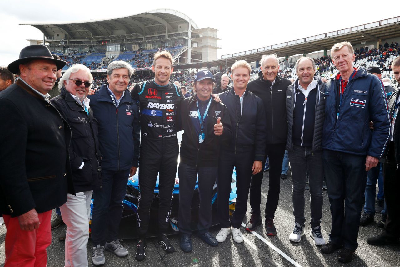 Legenden von Emerson Fittipaldi und Keke Rosberg bis hin zu Walter Röhrl beobachteten das DTM-Debüt von Jenson Button genau