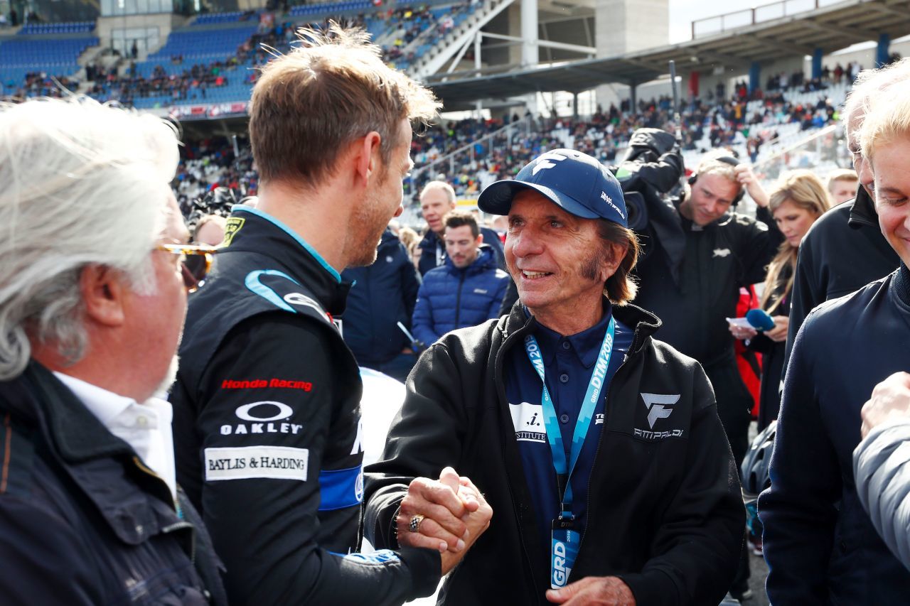 Freudiges Wiedersehen: Jenson mit dem zweifachen Formel-1-Weltmeister Emerson Fittipaldi, dessen Enkel bei WRT-Audi fährt.
