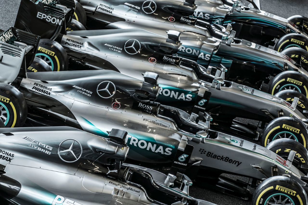 Dieses Bild ist schon wieder unaktuell. Mittlerweile sind es sechs (!) Weltmeisterautos, die Mercedes in Serie produziert hat.