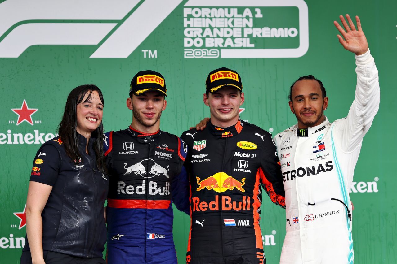 Lewis Hamilton (der später wieder vom Podium musste) staunt über die enorme Entwicklung von Honda, seit sie mit Red Bull kooperieren.
