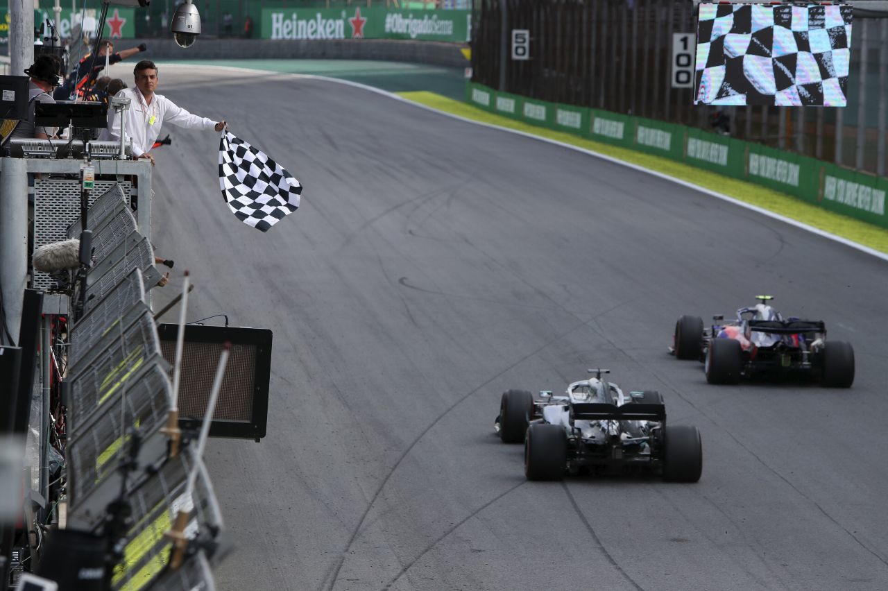 In einem sensationellen Dragster-Duell auf der Zielgeraden setzte sich Hondas Power gegen jene von Mercedes durch.