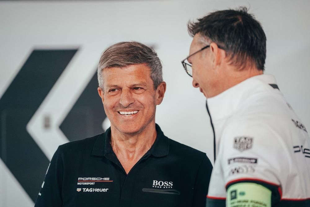 Erfolgreich: Fritz Enzinger mit Amiel Lindesay, der als Formel-E-Leiter fungiert. Und links mit Pascal Zurlinden, dem Leiter Werksmotorsport.