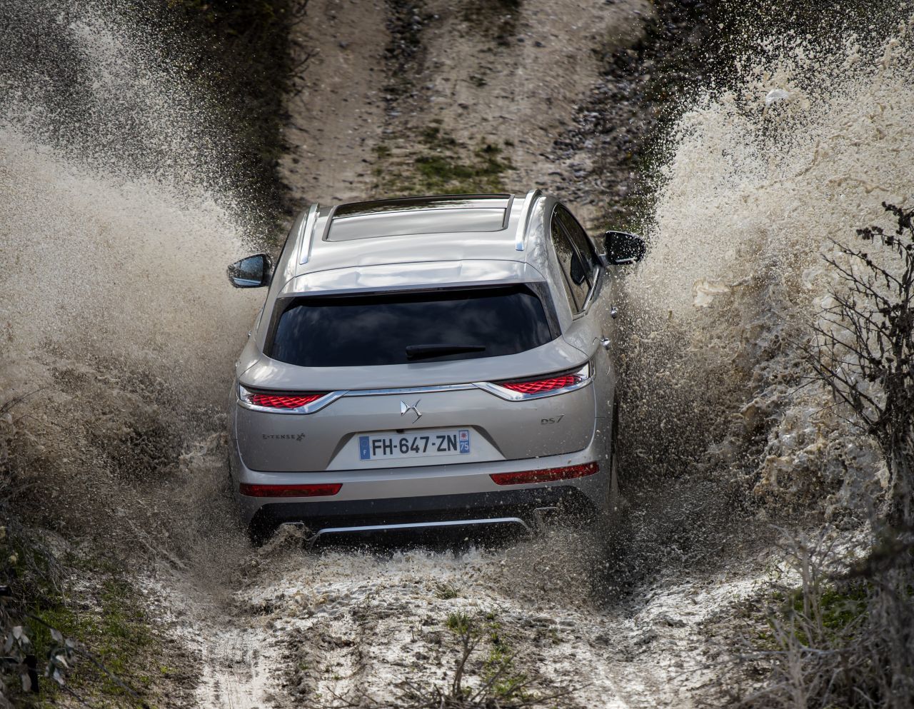 Mit dem Hybridantrieb kommt auch Allrad: E-Motoren an beiden Achsen im neuen DS7 Crossback E-Tense.