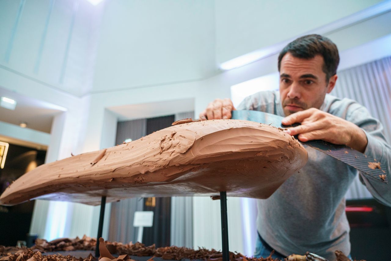 Andreas Feussner modelliert in Mazdas europäischem Headquarter bei Frankfurt. Handwerk setzt den Kreativprozess für ein neues Modell in Gang.