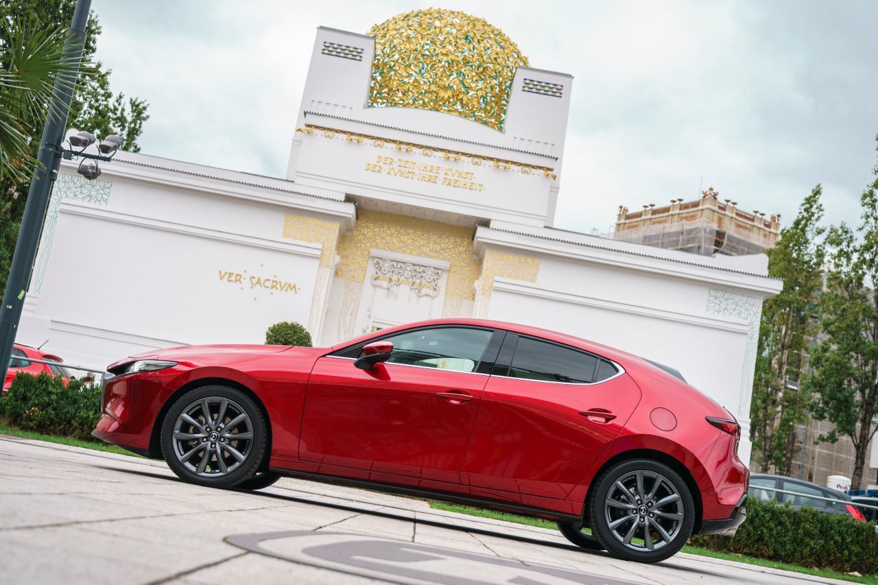 Das Designerauto Mazda3 vor der Wiener Secession, einem der bedeutendsten Gebäude des österreichischen Jugendstils.