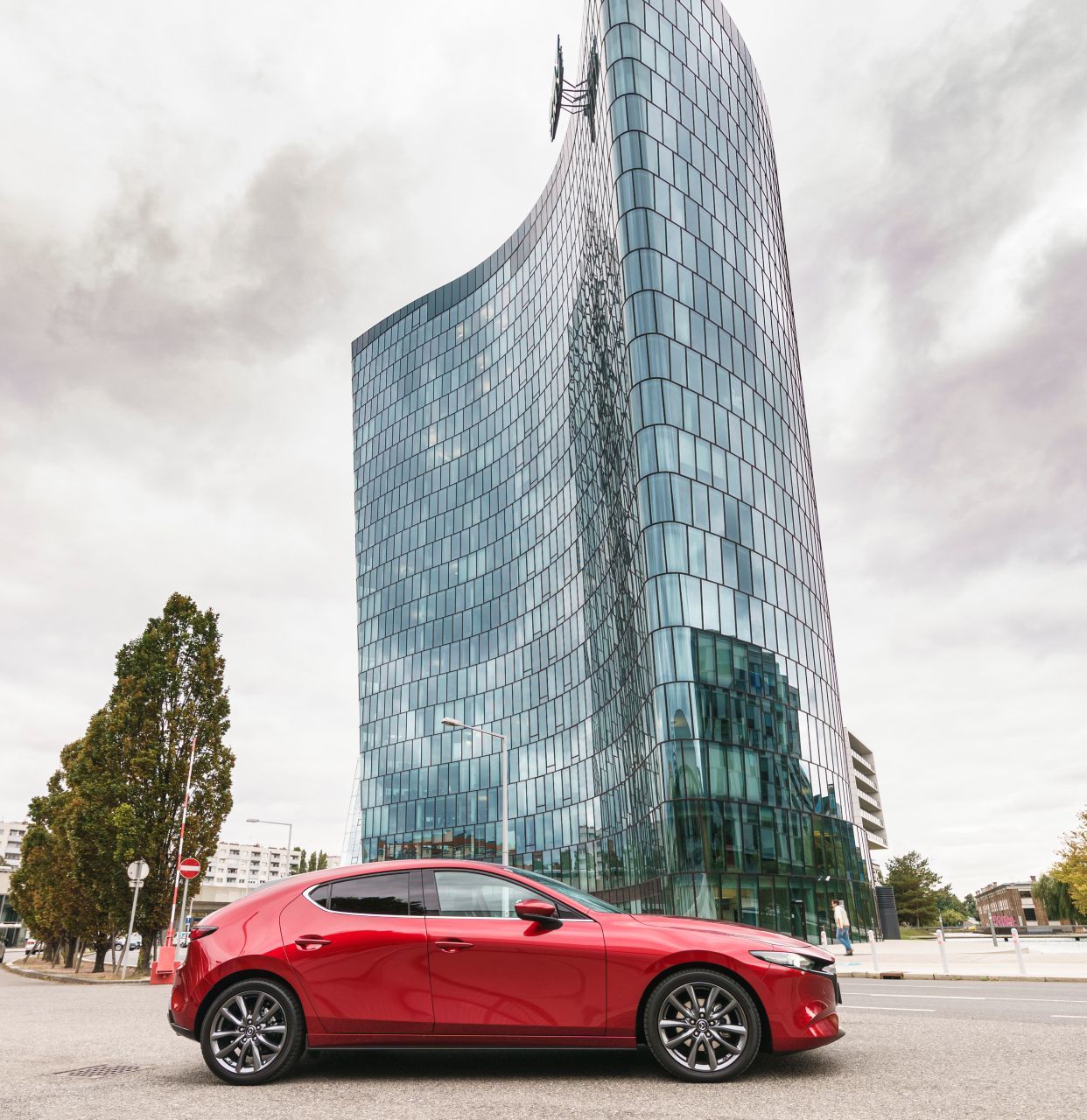 Ruhige Linien mit viel Kraft. Der Mazda3 vor dem Wiener OMV-Turm.