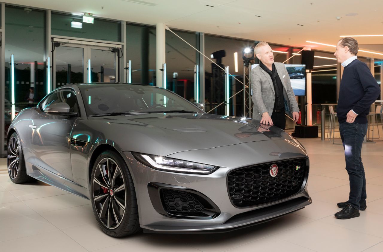 Jaguar-Designer Adam Hatton (li.) mit Motorprofis-Redakteur Fabian Steiner. Die neue Front lässt die Motorhaube länger wirken, streckt das ganze Auto.