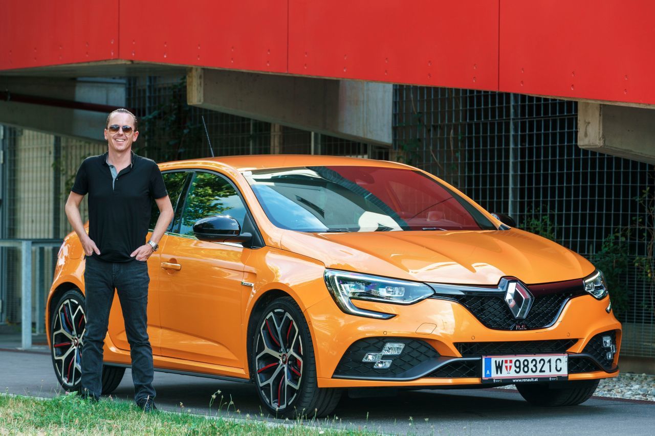 Fazit von Motorprofis-Tester Fabian Steiner: „Besonders hoher Unterhaltungswert, selten haben Ingenieure soviel Beweglichkeit in ein Kompaktklasse-Auto gebracht. Cooler Auftritt ohne sichtbare Übertreibungen. Für das Gebotene preislich sehr attraktiv. Schön, dass es solche Autos gibt.