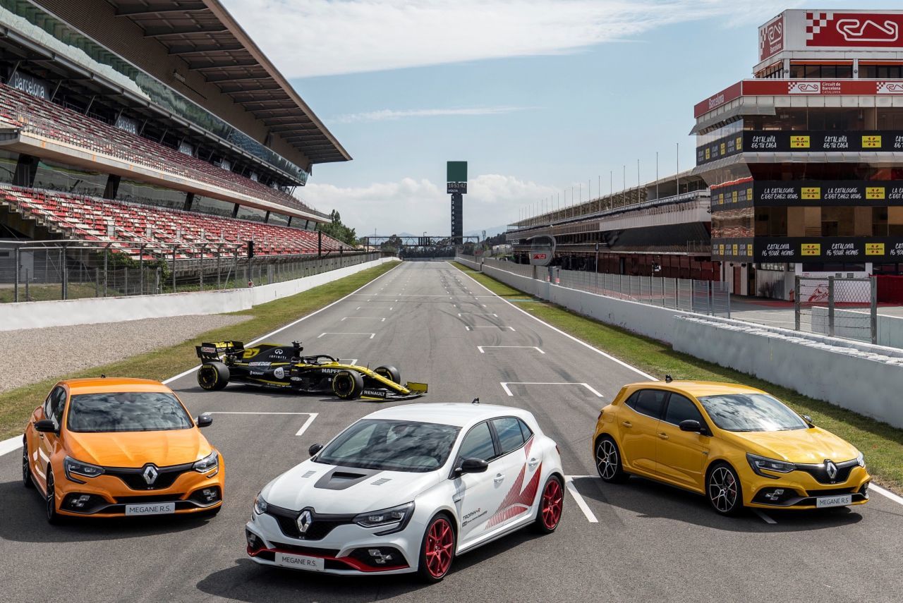 Über dem Megane R.S. Trophy (links) rangiert noch der Megane R.S. Trophy-R (Mitte), der mit radikalem Leichtbau weitere 130 Kilo abspeckt…