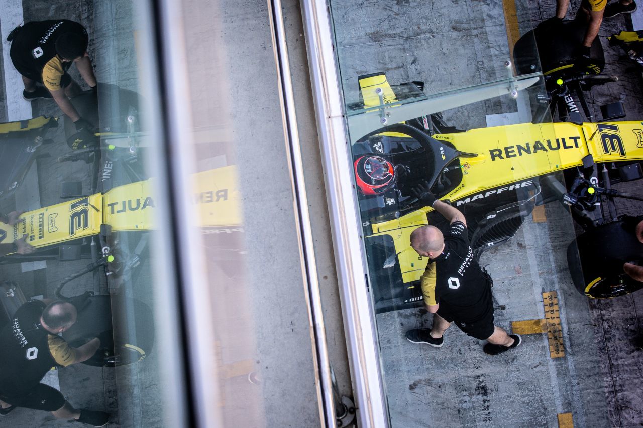 Bei Tests in Abu Dhabi fuhr Esteban Ocon (früher Renault-Testfahrer) erstmals wieder einen moderen Renault-Boliden. In unserer Bilderserie sehen Sie Impressionen davon.