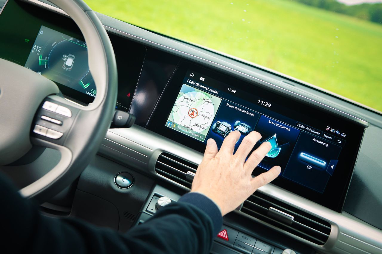 Riesige horizontale Bildschirme, wie es sie sonst nur bei Mercedes gibt. Ideal: Duales Multimedia-Bedienkonzept mit Touchscreen und Dreh-Drückknopf.