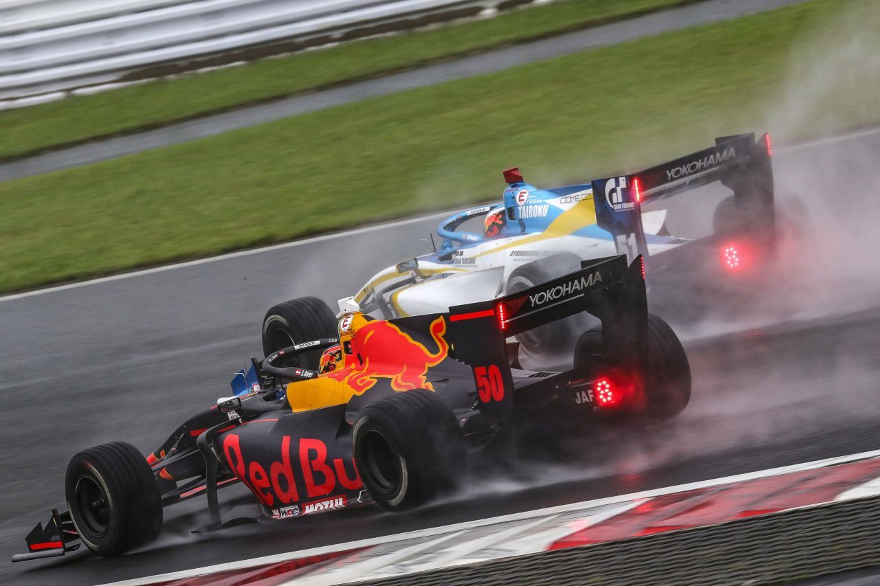 In der japanischen Super Formula sorgte Auer mit spektakulären Duellen für Aufsehen, im Titelrennen spielte er mit seinem neu formierten Team aber keine Rolle.