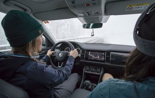 Weltmeisterin Eva Walkner kurvt zwischen kühnen Freeride-Abfahrten, Dreharbeiten und ihrem brüderlichen Dakar-Helden durch die Welt. Was aber bewegt sie? - Eva Walkner, Freeride-Champ