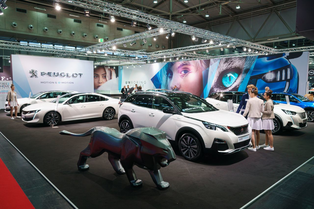 E-Offensive: Am Peugeot-Stand stehen nur Modelle, die über Ladekabel verfügen – entweder mit rein elektrischem oder mit teilelektrischem Antrieb.