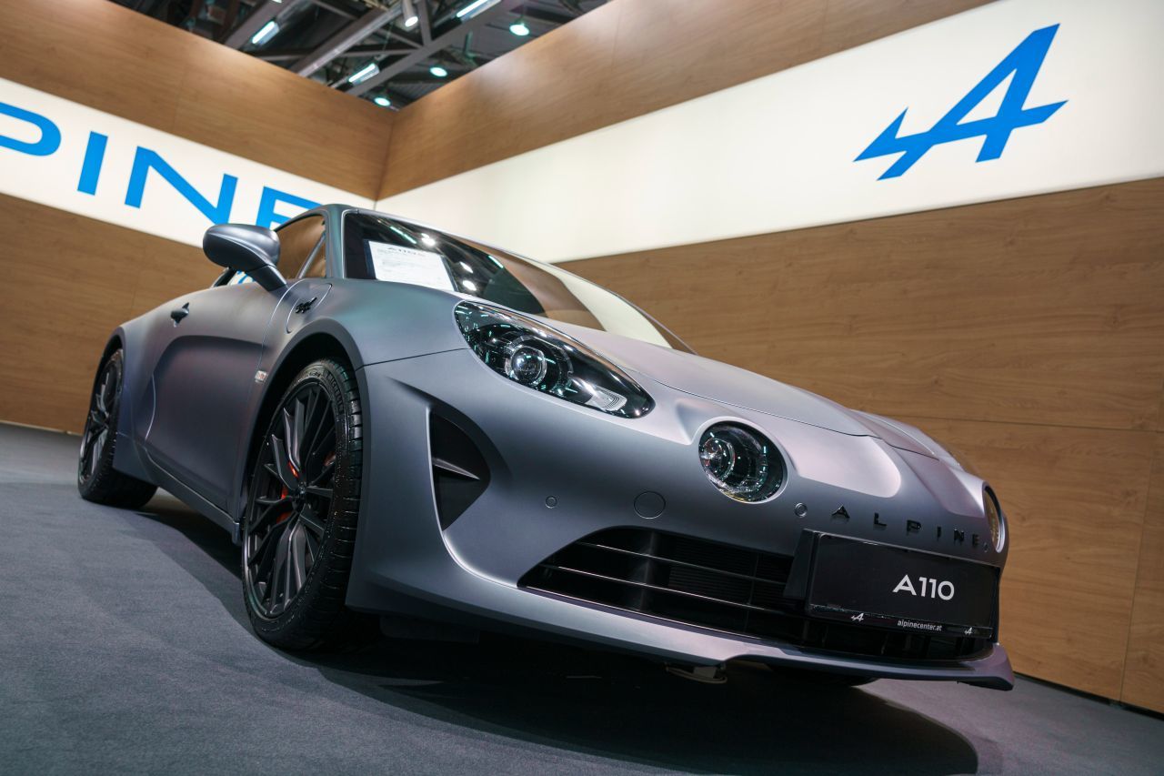 Die Alpine A110S kommt auf 292 PS – bei 1.114 Kilogramm bedeutet das ein Leistungsgewicht von 3,8 Kilogramm pro PS, …