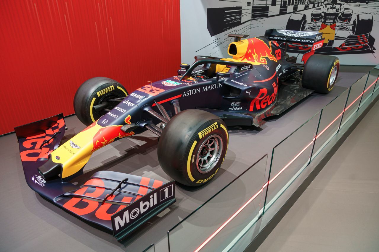 Honda blickt auf ein höchst erfolgreiches erstes gemeinsames Jahr mit Red Bull Racing zurück – jetzt ist der RB 15 aus der Saison 2019 in Wien zu sehen.